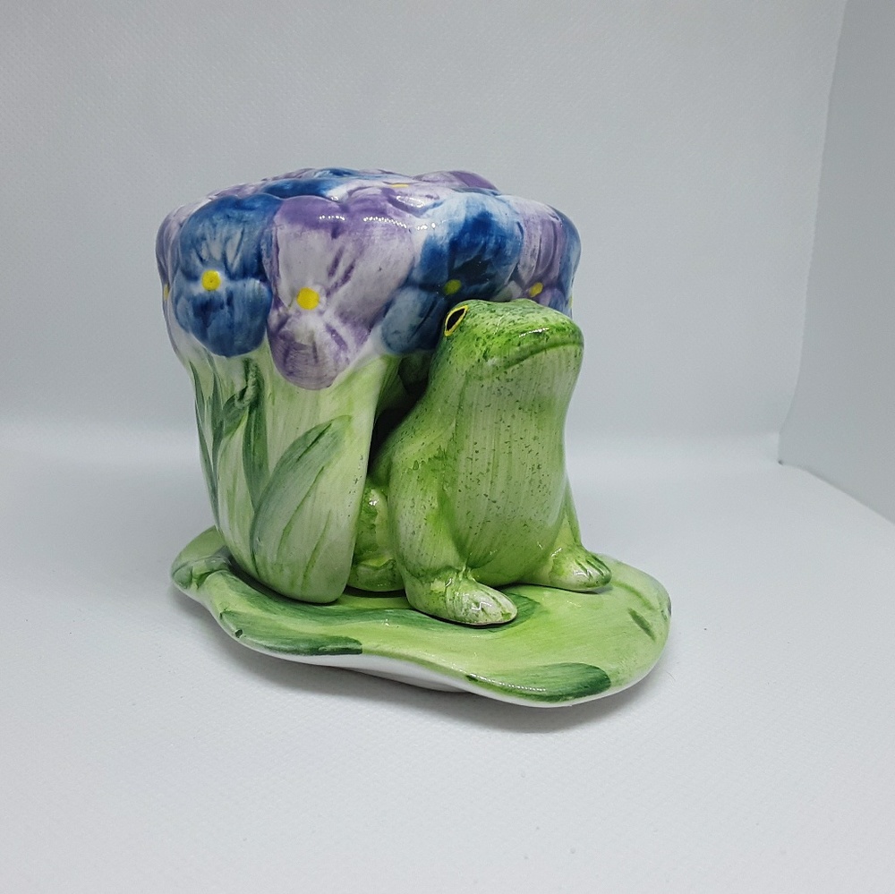 Vintage Jeanette Adams Silvestri Frog Salt & Pepper Set Hydrangea Lily Pad Tray